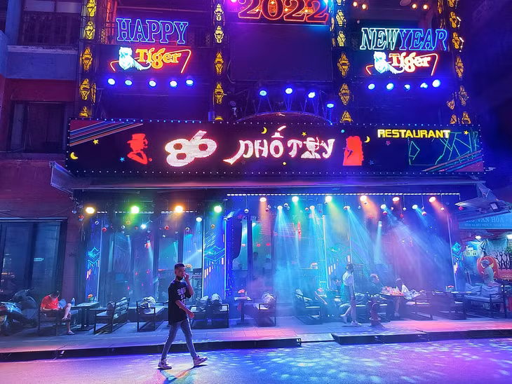 A bar on Bui Vien still has many empty chairs as it reopens after months of closure on January 10, 2022. Photo by VnExpress/Nguyen Quy