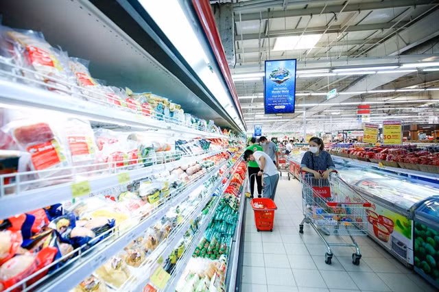 Shoppers at a supermarket in HCM City. — Photo nld.vn