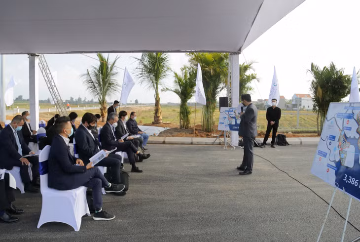 The delegation of Japanese investors visit some industrial parks in Quang Yen town on Nov. 16, 2021.