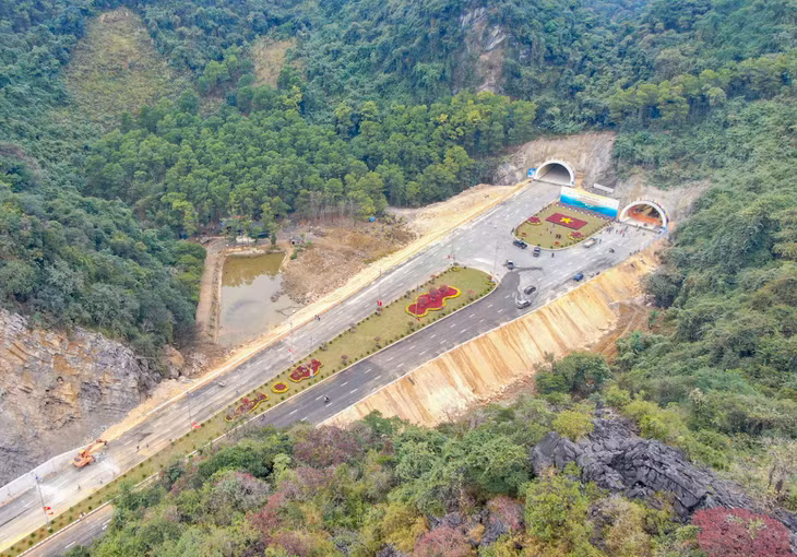 The aerial view of this mountain tunnel