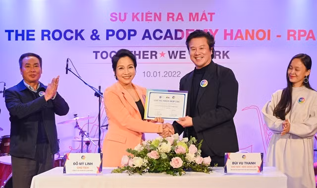 Diva Mỹ Linh and founder of VIA Education, artist Thanh Bùi at the Cooperation Agreement Signing Ceremony in Hà Nội on Monday. — Photo courtesy of RPA