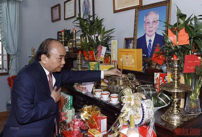 President Nguyen Xuan Phuc offers incense to President of the State Council from 1987-1992 Vo Chi Cong. (Photo: VNA)