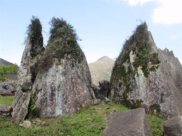 Large twin rocks on the top of Mt Cao Xiêm. Photo: quangninh.gov.vn