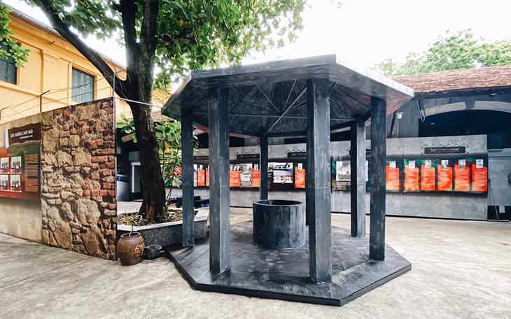 The model of octagonal bath area inside HOa Lo Prison. (Photo: Fanpage of Hoa Lo Prison)