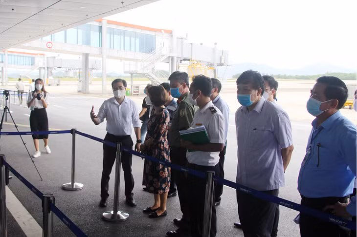 The delegation of the Ministry of Health visited Van Don International Airport in Van Don district.