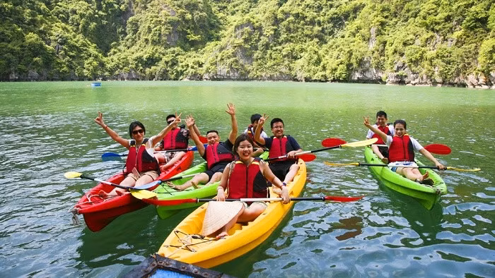Kayaking in Ba Hang village: A leisurely way to discover Quang Ninh’s landscape.