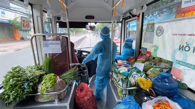 A bus en route to a selling location. The staff strictly follow COVID-19 regulations including wearing protective suits. – VNA/VNS Photo