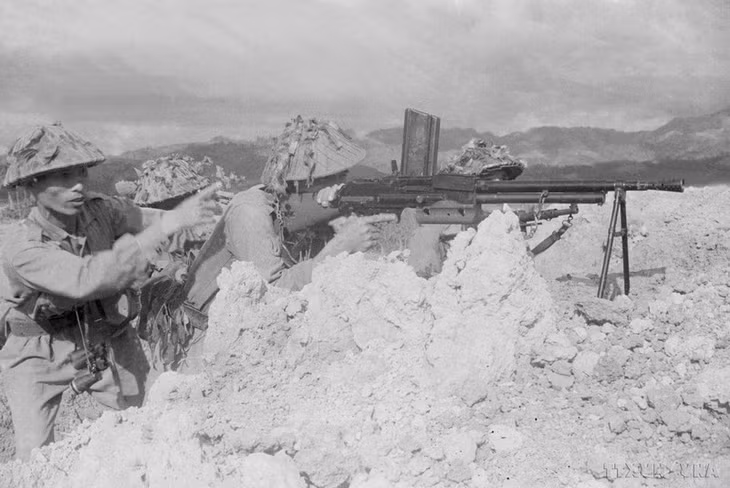Military hero Nguyen Quoc Tri (front, right) and his companions attacking Muong Thanh Airport (Photo: VNA)
