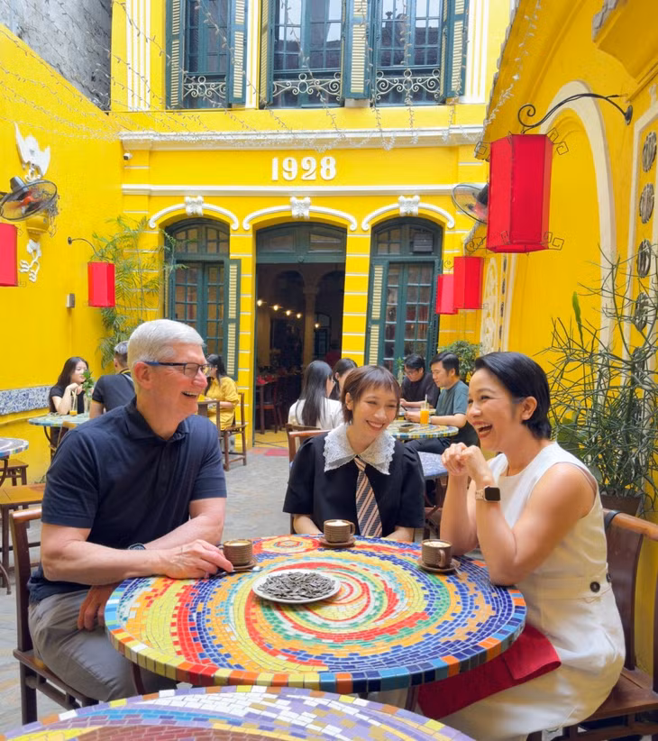 Tim Cook meets tech influencer in first Vietnam visit