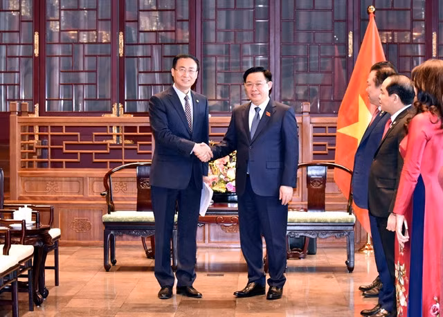 National Assembly Chairman Vương Đình Huệ (right) had talks with Vice Chairman of Energy China and Chairman of China International Energy Group Lu Zexiang on Monday in Beijing. — VNA/VNS Photo Nhan Sáng