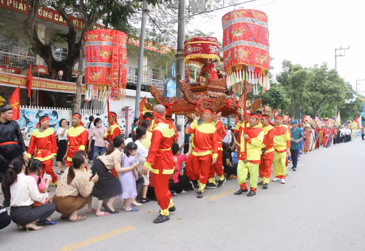 People eagerly crawled under the palanquin to process the statue of General Tran Hung Dao with the desire for good and happy things.