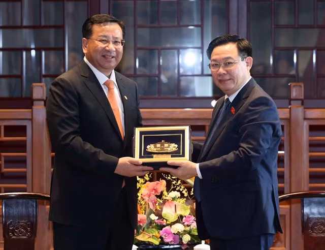 Chairman of the National Assembly Vương Đình Huệ (right) gifts a souvenir to Chairman of the Board of Directors of China Railway Construction Corporation Dai Hegen following their talks in Beijing on Monday. — VNA/VNS Photo Nhan Sáng