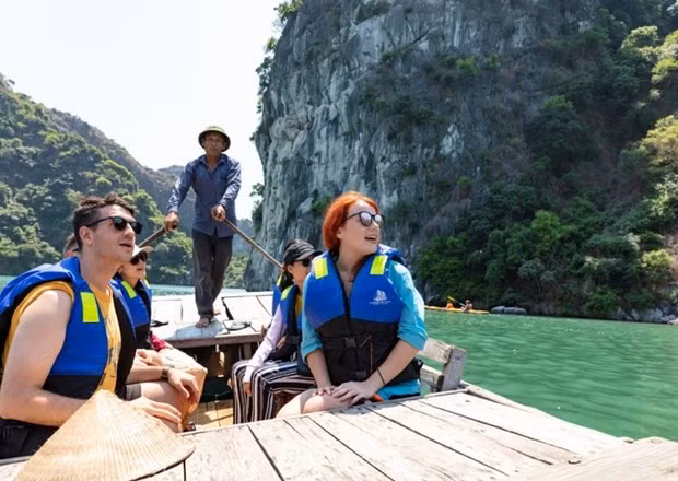 Tourism sector likely to achieve yearly goal of 18 million foreign visitors hinh anh 1