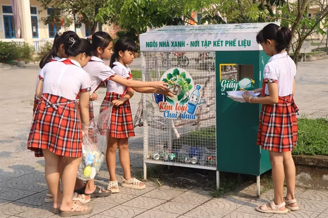 Students collect and classify waste in Thừa Thiên-Huế Province. — VNA/VNS Photo Mai Trang