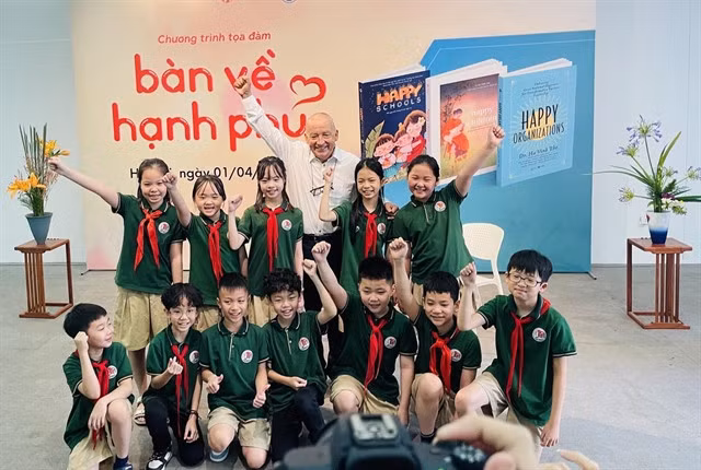 Dr. Hà Vĩnh Thọ with pupils from the Việt Nam - Cuba Secondary School at a workshop on happiness held in Hà Nội on April 1. VNS Photo Khánh Chi