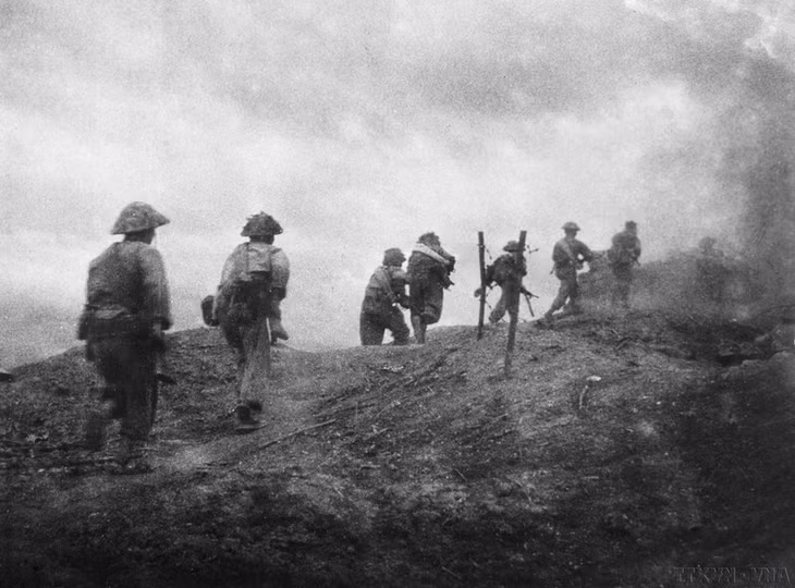 Vietnamese assault soldiers attack one of the enemy’s positions in the Hill C1 region.