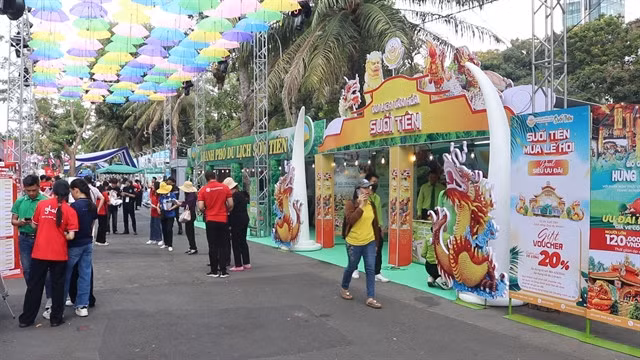 HCM City’s 2024 Tourism Fair in September 23 Park attracts many visitors and tourism companies, the latter of which promote their tour products at great discounts. — VNS Photo Việt Dũng