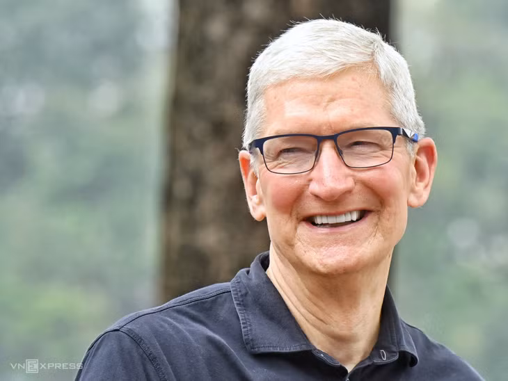 Tim Cook meets tech influencer in first Vietnam visit