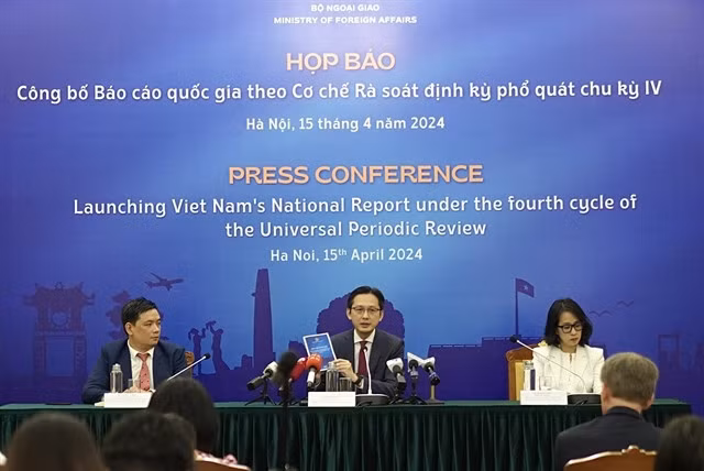Deputy foreign minister Đỗ Hùng Việt (centre) chaired the international press conference in Hà Nội announcing Việt Nam's National Report for reviews by the United Nations Human Rights Council. — VNA/VNS Photo Quỳnh Anh