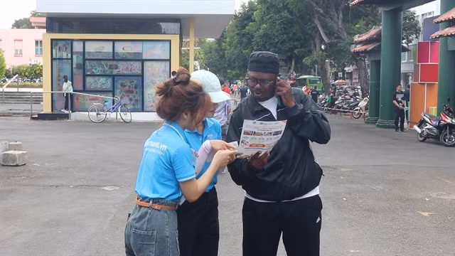 A foreign visitor learns more about tours on offer at the fair. — VNS Photo Việt Dũng