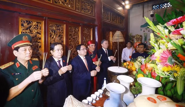 Prime Minister Phạm Minh Chính and other high ranking officials offer incense in commemoration of Kings Hùng, the legendary founders of Việt Nam, at the Kings Hùng Temple in the special national historical heritage site in Phú Thọ Province. — VNA/VNS Photo
