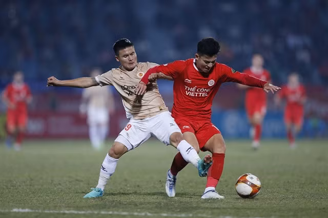 Nguyễn Quang Hải of Hà Nội Police (left) seen in action during the national V.League 1 match. Photo of VPF