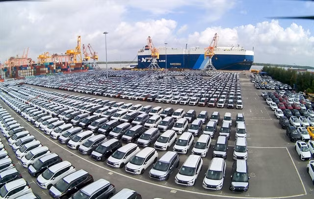 Imported cars in Hải Phòng Port. Việt Nam imported about 15,000 completely built-up cars in March with a value of US$287 million. —VNA/VNS Photo