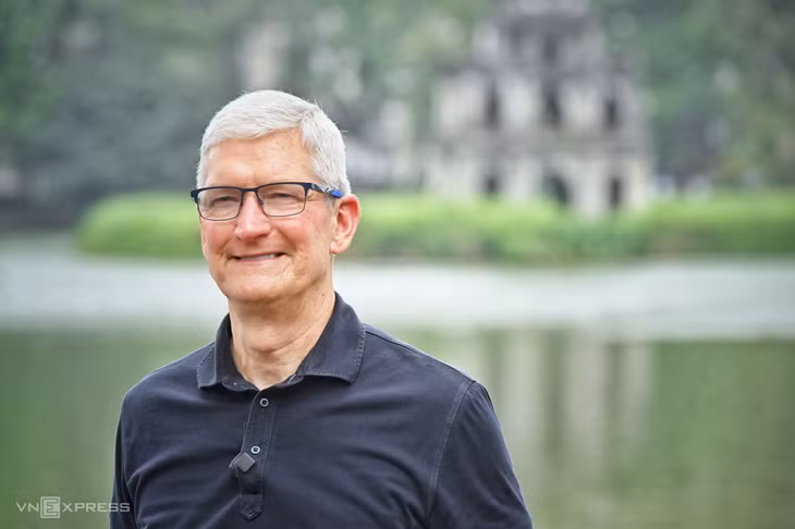 Tim Cook meets tech influencer in first Vietnam visit