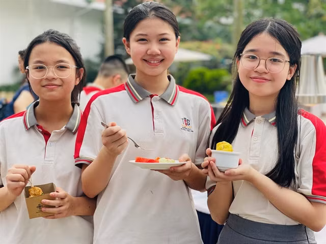 A group of 7th graders from Trương Công Giai Secondary School in Cầu Giấy District enjoy the food served at the Taste of Sweden-Quà chiều. VNS Photo Khánh Chi