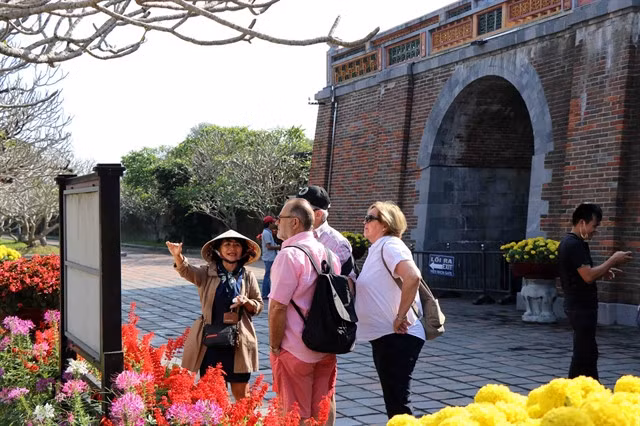 A tour guide leads foreign visitors at the Huế Imperial Citadel in Huế City. VNA/VNS Photo Đỗ Trưởng