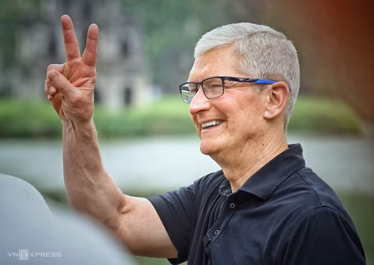 Tim Cook meets tech influencer in first Vietnam visit