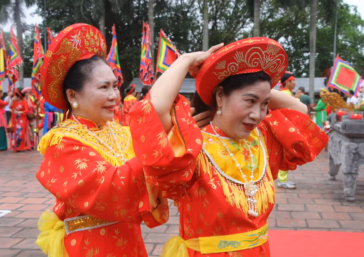 Local people take part in the procession ritual.