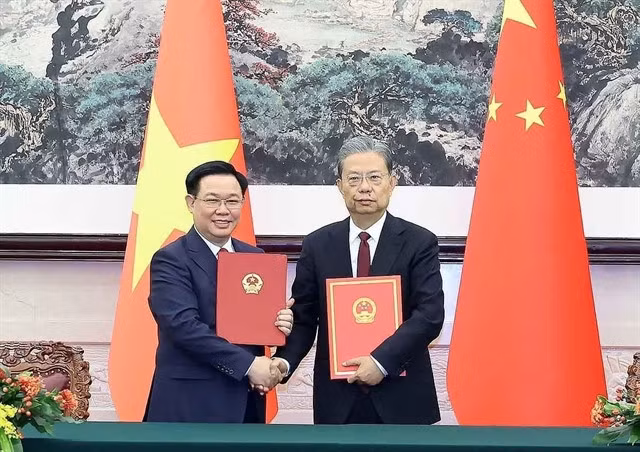 Việt Nam's National Assembly Chairman Vương Đình Huệ and Chairman of the Standing Committee of the National People's Congress of China Zhao Leji signed the cooperation agreement between the two legislative bodies. — VNA/VNS Photo Nhan Sáng