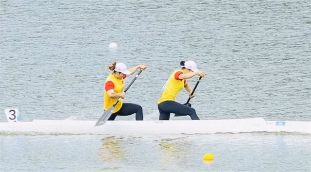 Việt Nam's women's pair seen in action at the Asian Games last May. They won silver in the Asian Canoe Sprint Championships in Tokyo, Japan. VNS Photo Quý Lượng