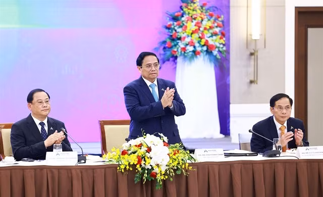 Vietnamese Prime Minister Phạm Minh Chính (centre) and Laotian Prime Minister Sonexay Siphandone (left) at the forum. — VNA/VNS Photo