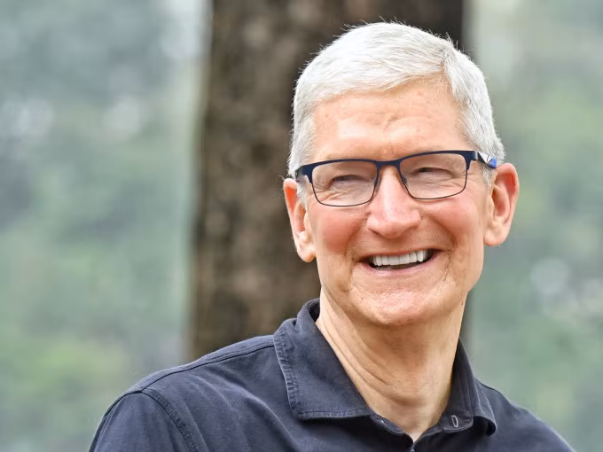 Apple CEO Tim Cook seen at Hoan Kiem Lake in Hanoi on April 15, 2024. Photo by VnExpress/Giang Huy