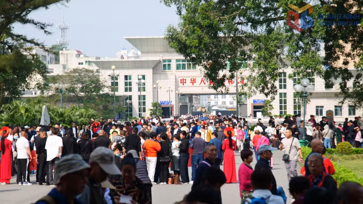 Tourists crowd Mong Cai International Border Gate.