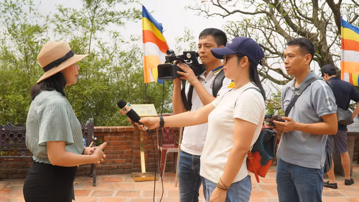 Journalists and editors cover events at the Yen Tu Complex of Historical Monuments and Scenic Landscapes.