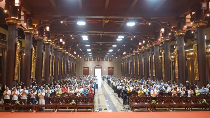 Delegates respectfully offer incense at Truc Lam Yen Tu Palace.