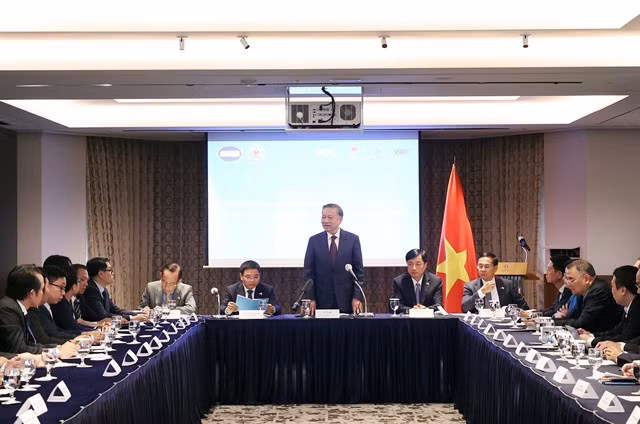 Party General Secretary Tô Lâm speaks to members of the Vietnam Innovation Network in Korea and Vietnamese experts in the Republic of Korea on Sunday. VNA/VNS Photo