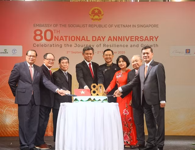 Vietnamese Ambassador to Singapore Trần Phước Anh and Singapore’s Coordinating Minister for Public Service and Minister for Defence Chan Chun Sing and other former Vietnamese ambassadors to Singapore cut the cake to welcome the 80th National Day of Việt Nam. — VNA/VNS Photo