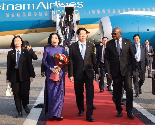 State President Lương Cường, his spouse Nguyễn Thị Minh Nguyệt, was welcomed at the Quatro de Fevereiro International Airport in Luanda, Angola, by Angolan Minister of External Relations Téte António on August 6. — VNA/VNS Photo