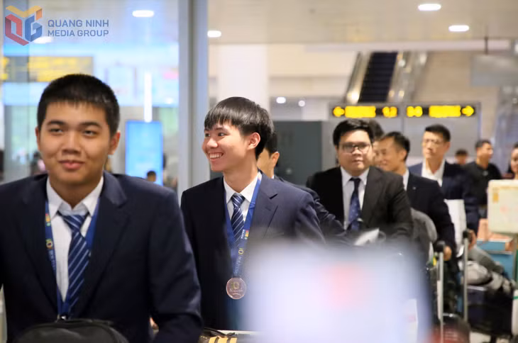 Ninh Quang Thang returned to Vietnam to a warm welcome from his family, teachers, and friends.