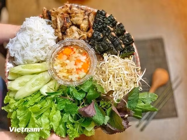 Bún chả – one of the city’s delicacies – attracts both local and international tourists. — VNA/VNS Photo