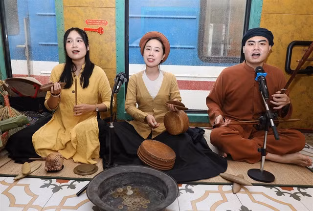 Passengers can enjoy traditional cultural performances such as quan họ, ca trù, chèo, and xẩm singing throughout the journey. — VNA/VNS Photo Thành Phương