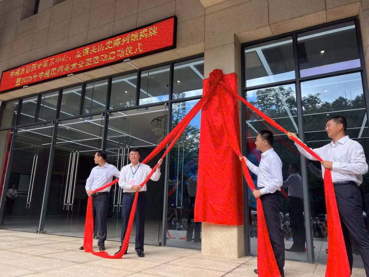 Deputy Director of Quảng Ninh’s Department of Culture, Sports and Tourism, Nguyen Ngoc Son, attended the plaque-unveiling ceremony of the Huu Nghi Quan historical exhibition hall and the launch of the Vietnam-China folk art exchange. (Photo courtesy of the delegation).