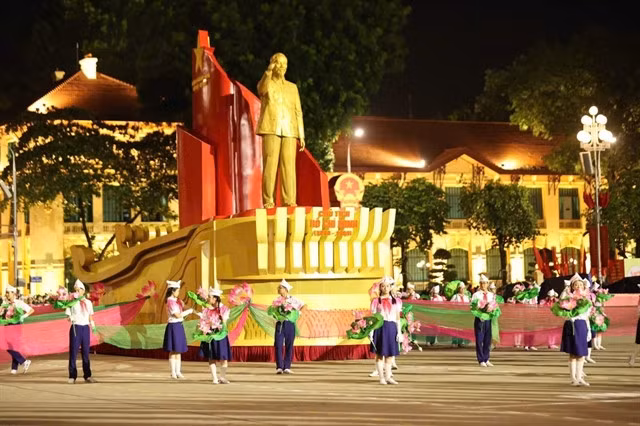 A vehicle carrying a statue of Hồ Chí Minh.