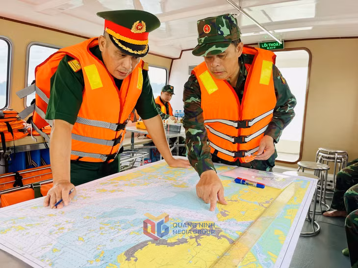 Leaders of the Provincial Military Command inspect and identify key tourist routes on Ha Long bay.