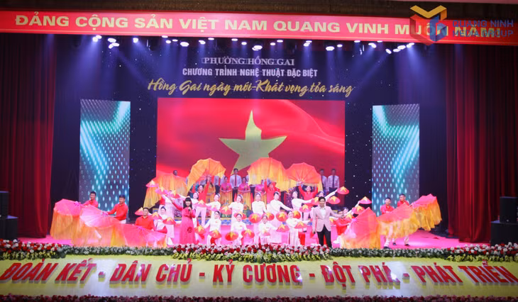 An inspirational song brought the emotional and vibrant art program to a close.