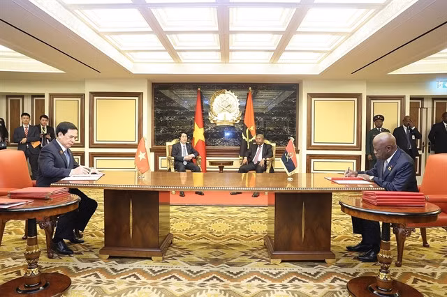 State President Lương Cường and Angolan President João Manuel Gonçalves Lourenço witness the signing of a Letter of Intent on promoting defence cooperation between Việt Nam and Angola. — VNA/VNS Photo